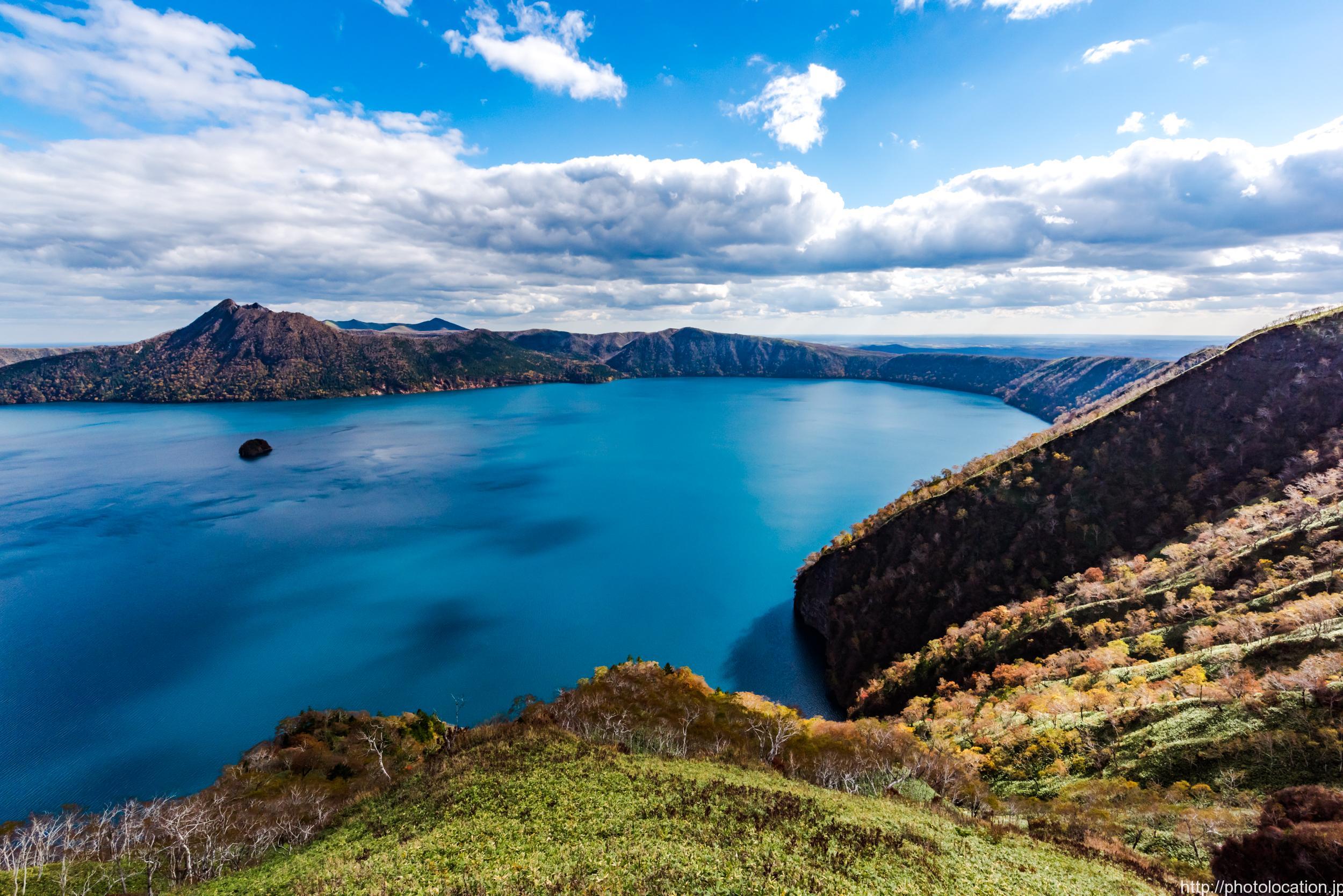 奇跡の透明度を誇る深い青の湖、霧の摩周湖 | フォトロケ